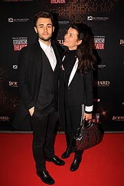 Schauspielerin Nicola Tiggeler kam mit Sohn zur Premiere von Bodyguard Das Musical am 08.11.2019 am 08.11.2019 (©Foto. Martin Schmitz)